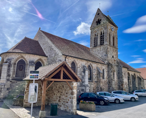 Villeneuve sur Bellot⁩ – Eglise et arrêt de bus